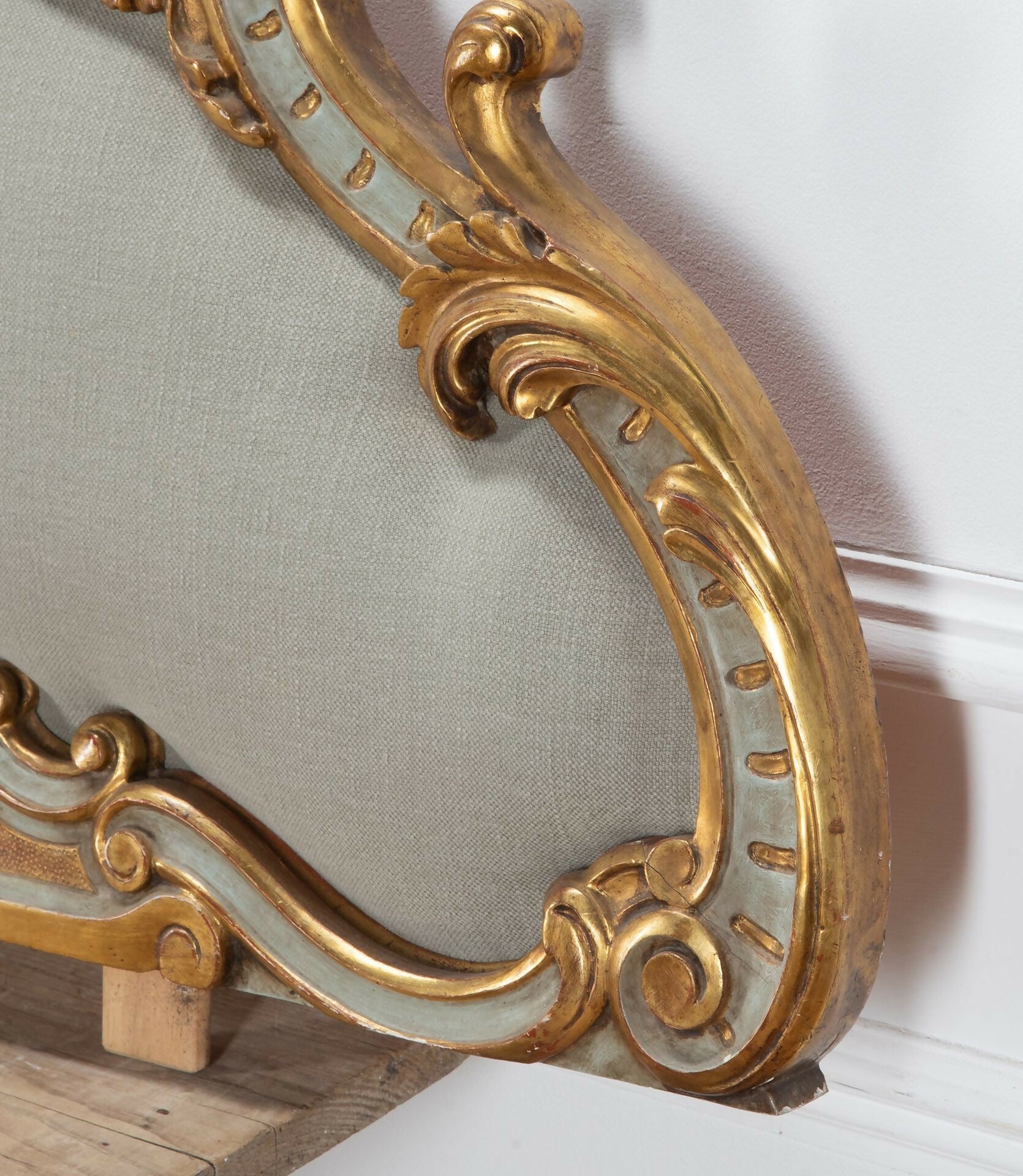 LARGE 20TH CENTURY ITALIAN CARVED GILTWOOD VENETIAN HEADBOARD
