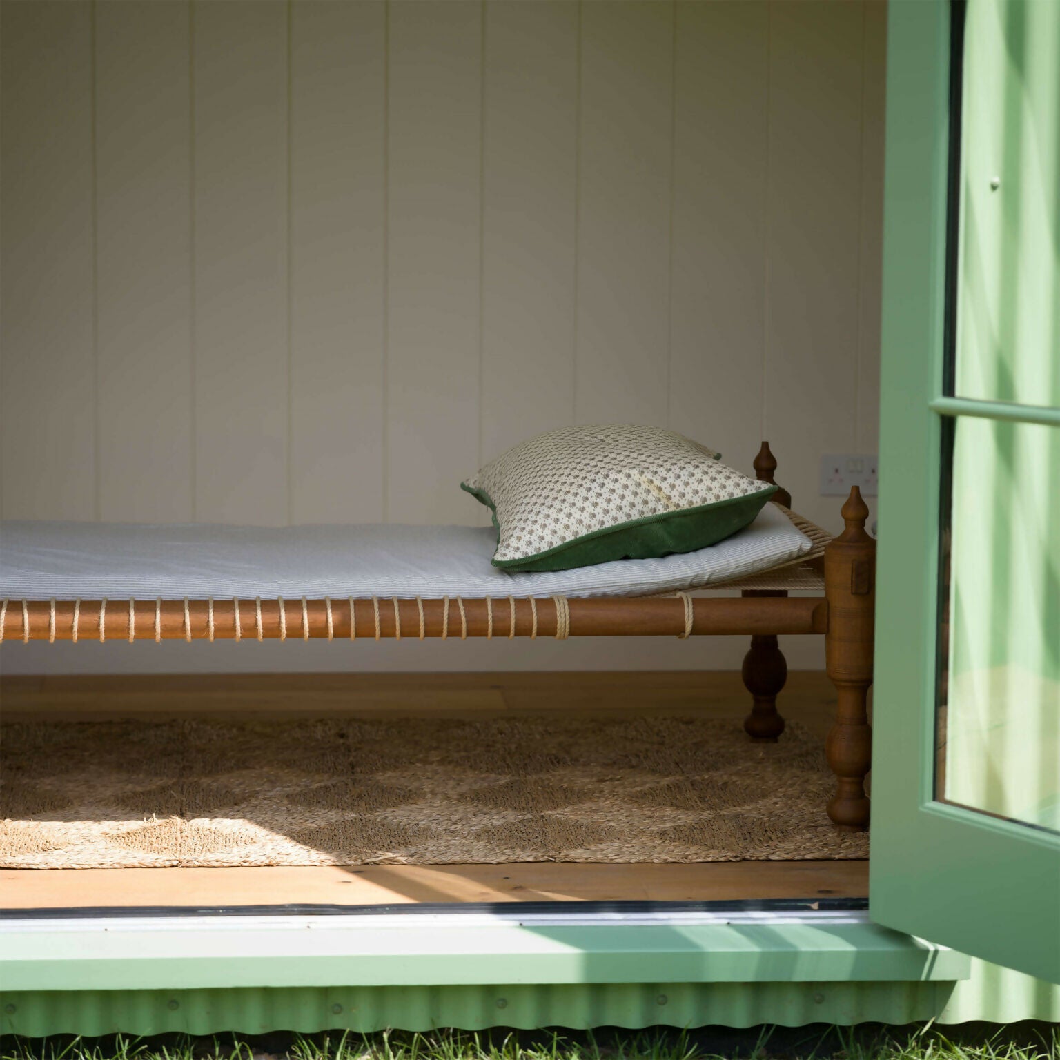 TABI JACKSON GEE EDIT: DAYBED BY THE DAYBED COMPANY