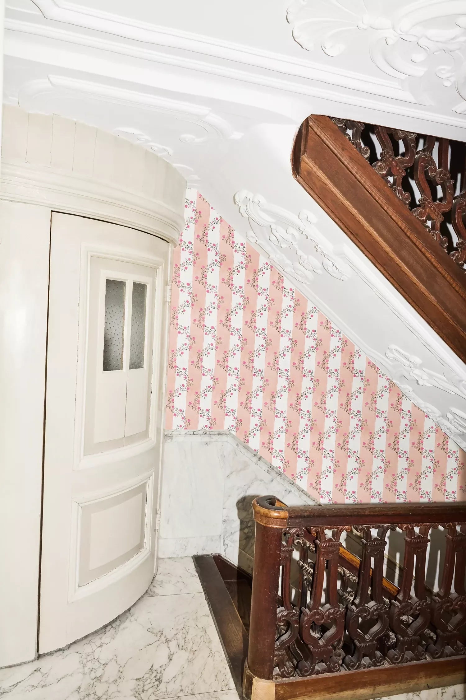 VINE BLOTS IN FUCHSIA WALLPAPER BY FRANQUEMONT