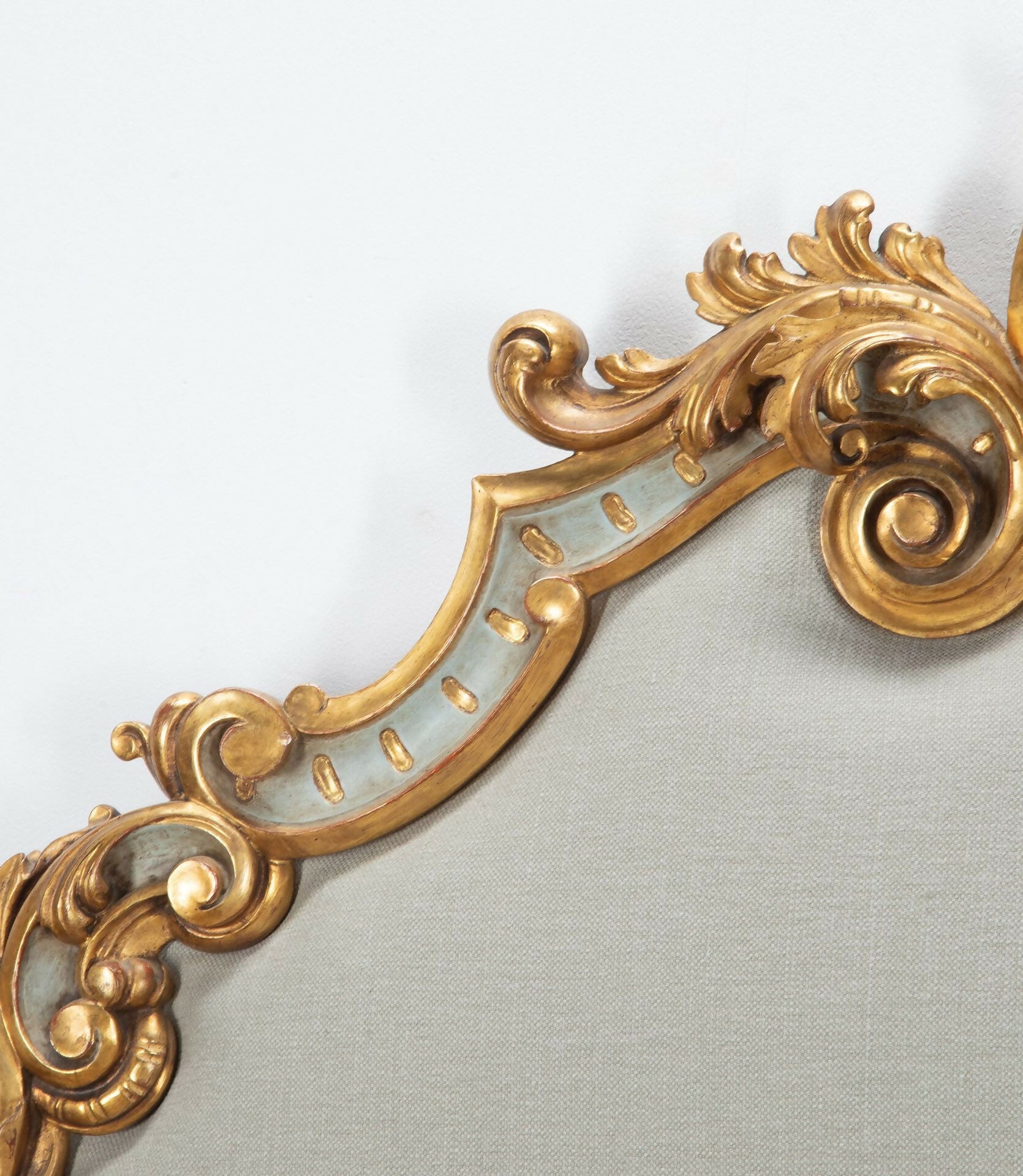 LARGE 20TH CENTURY ITALIAN CARVED GILTWOOD VENETIAN HEADBOARD