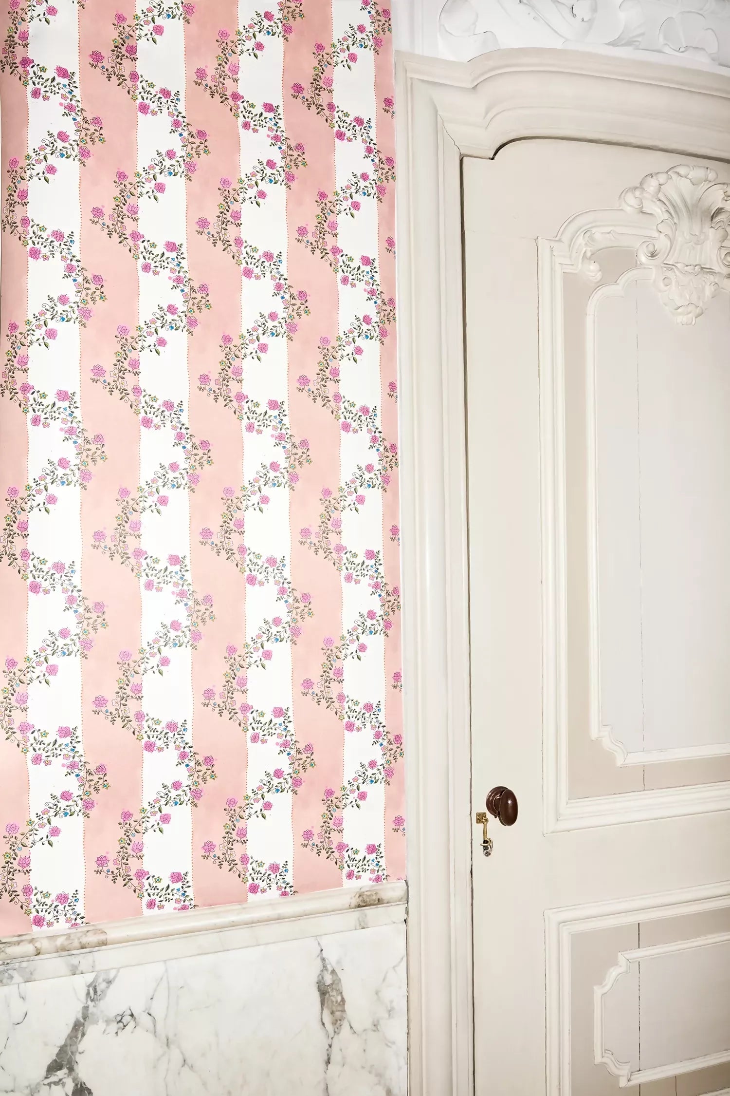 VINE BLOTS IN FUCHSIA WALLPAPER BY FRANQUEMONT