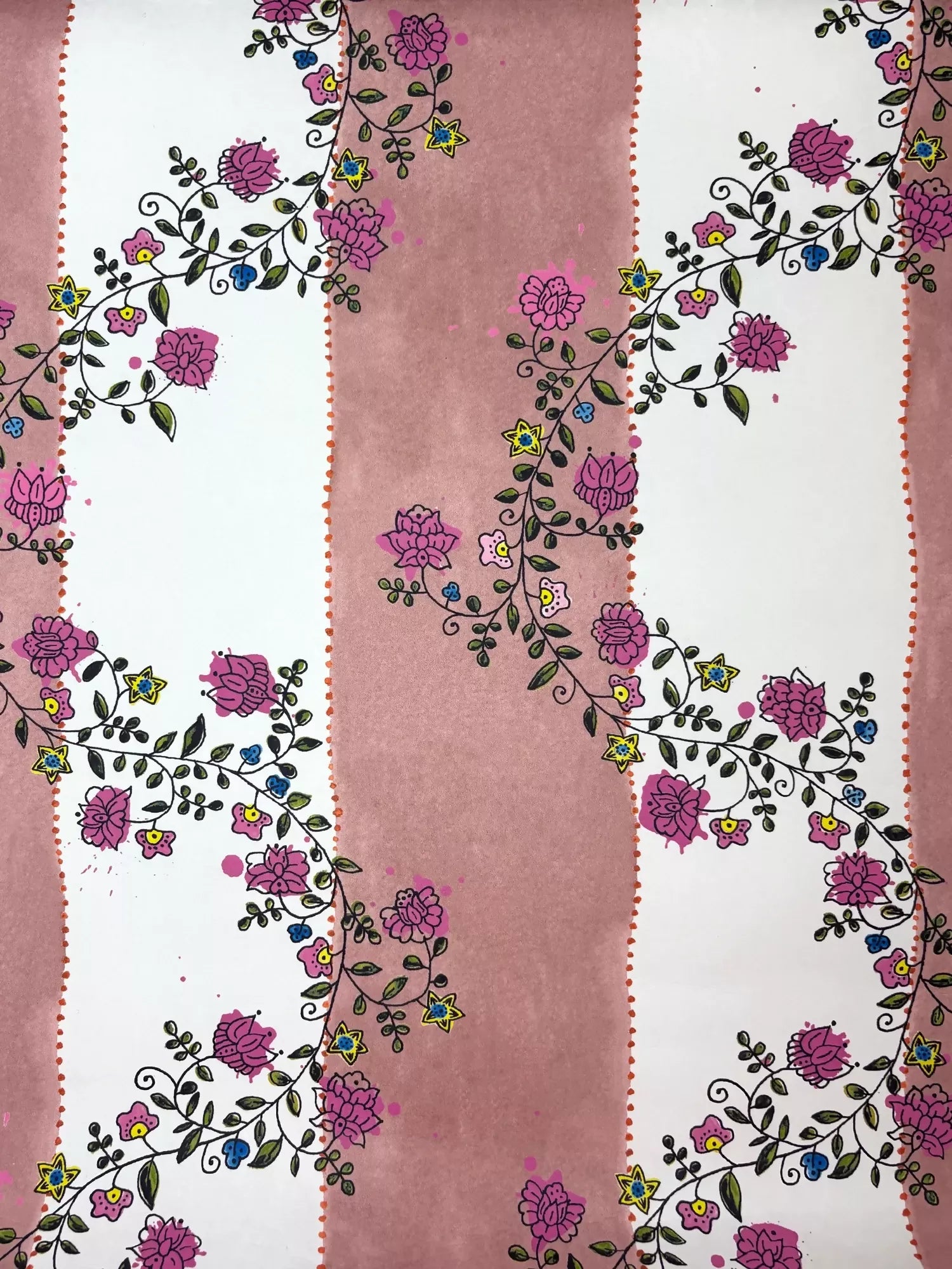 VINE BLOTS IN FUCHSIA WALLPAPER BY FRANQUEMONT