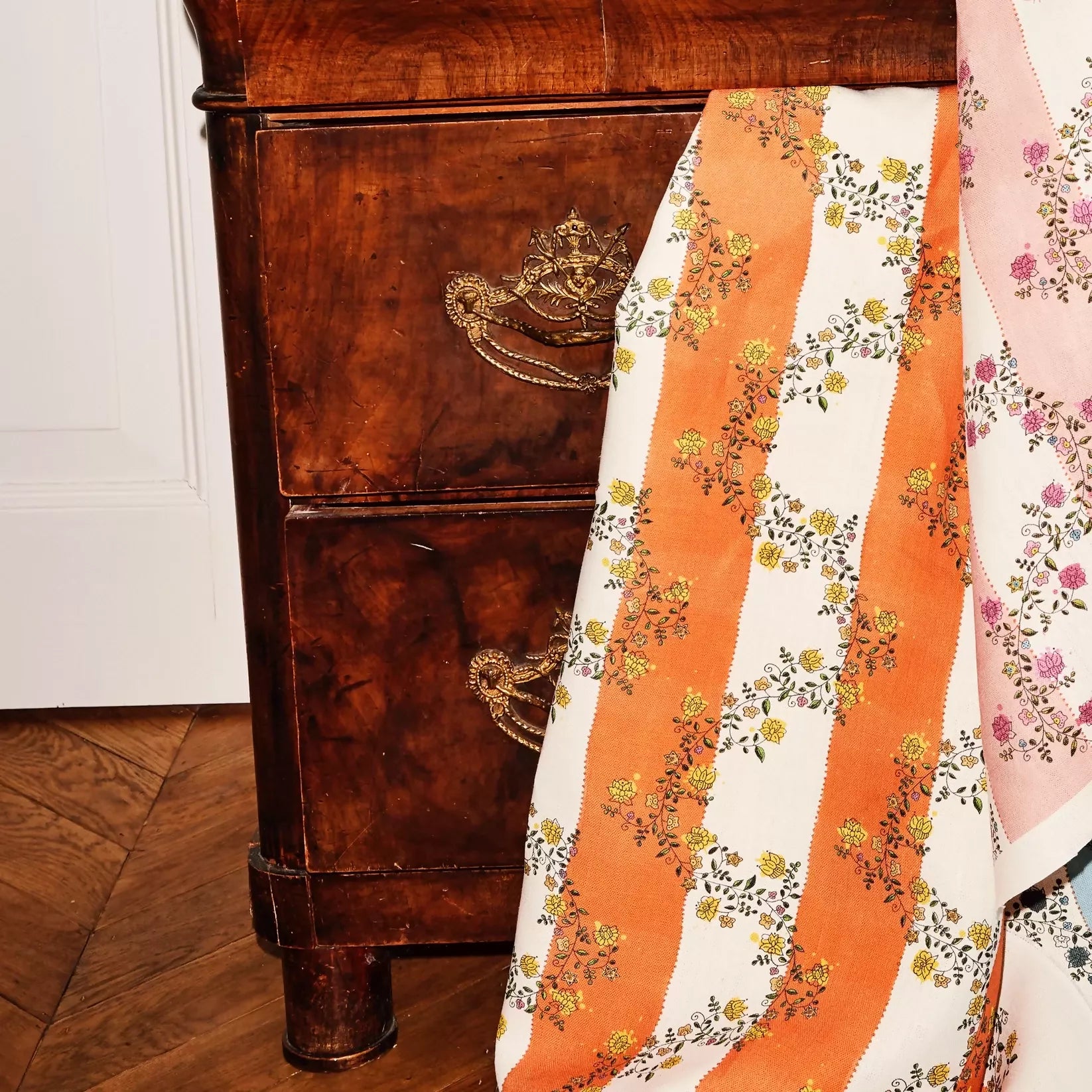 VINE DOTS IN SUNLIT AMBER BY FRANQUEMONT