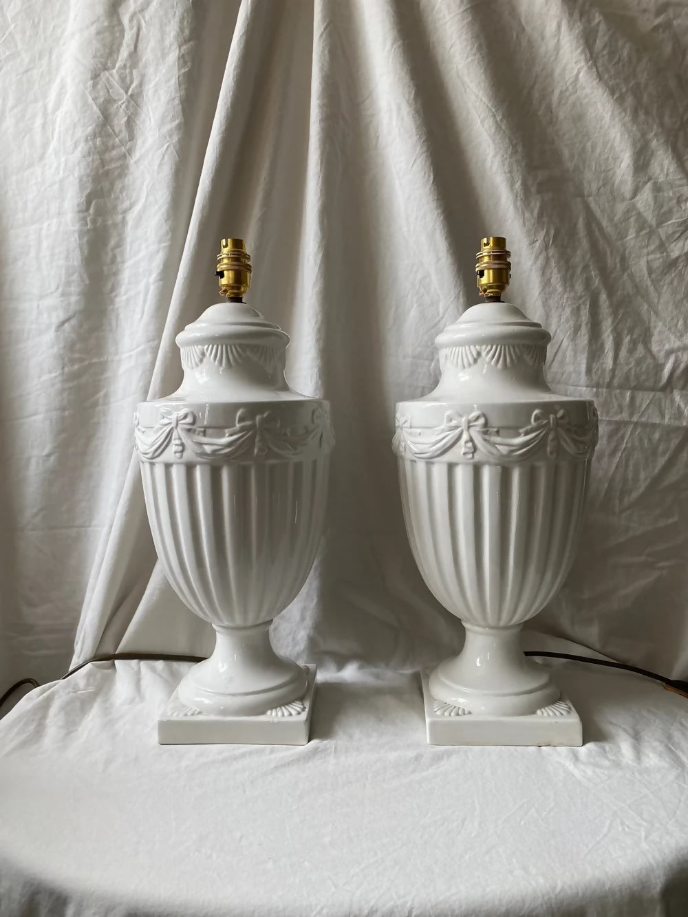 PAIR OF LOVELY WHITE CERAMIC LAMPS WITH BOW DETAILING