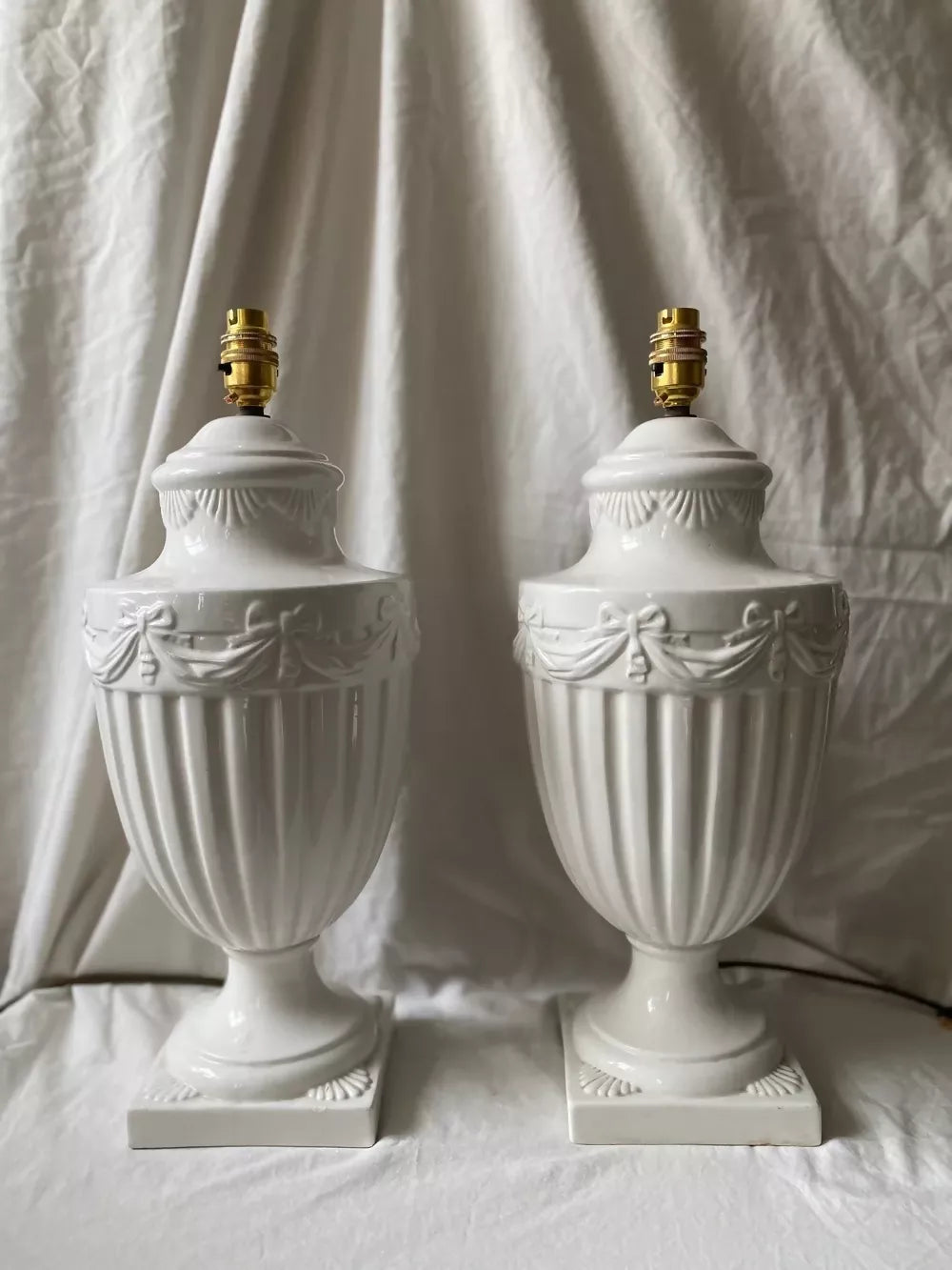 PAIR OF LOVELY WHITE CERAMIC LAMPS WITH BOW DETAILING