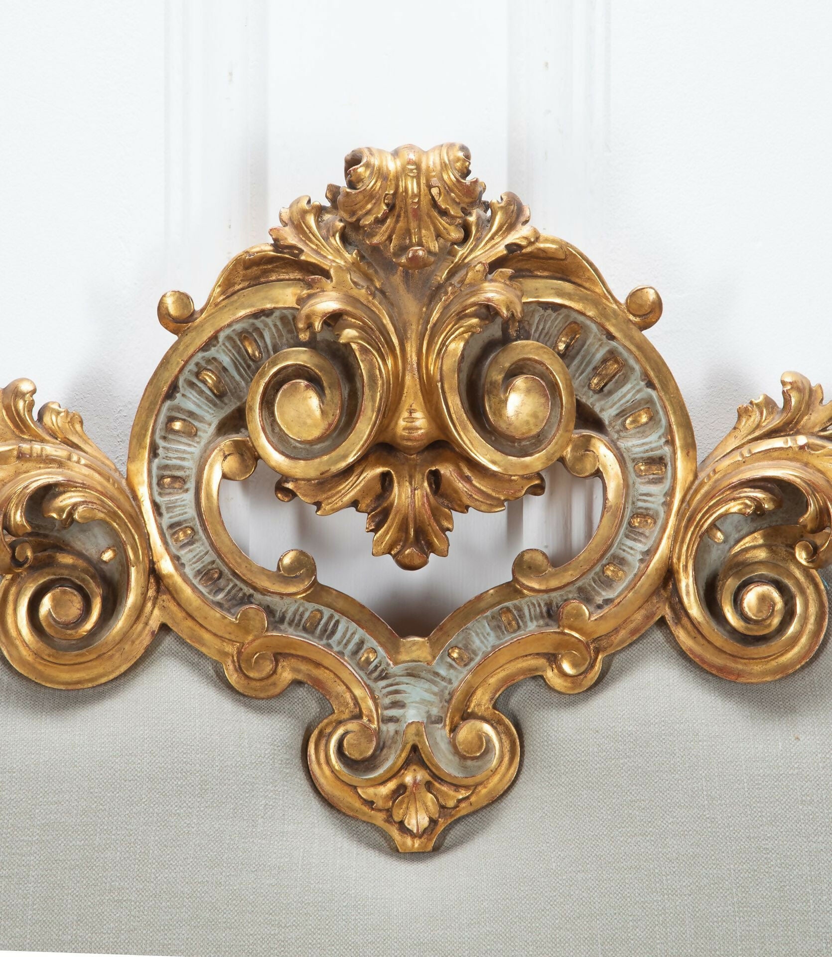 LARGE 20TH CENTURY ITALIAN CARVED GILTWOOD VENETIAN HEADBOARD