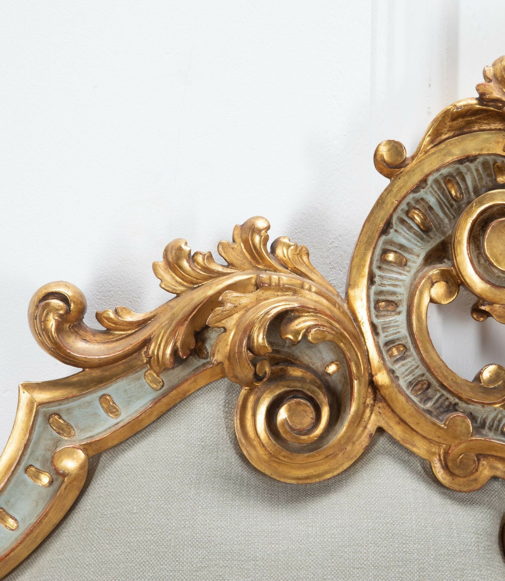 LARGE 20TH CENTURY ITALIAN CARVED GILTWOOD VENETIAN HEADBOARD
