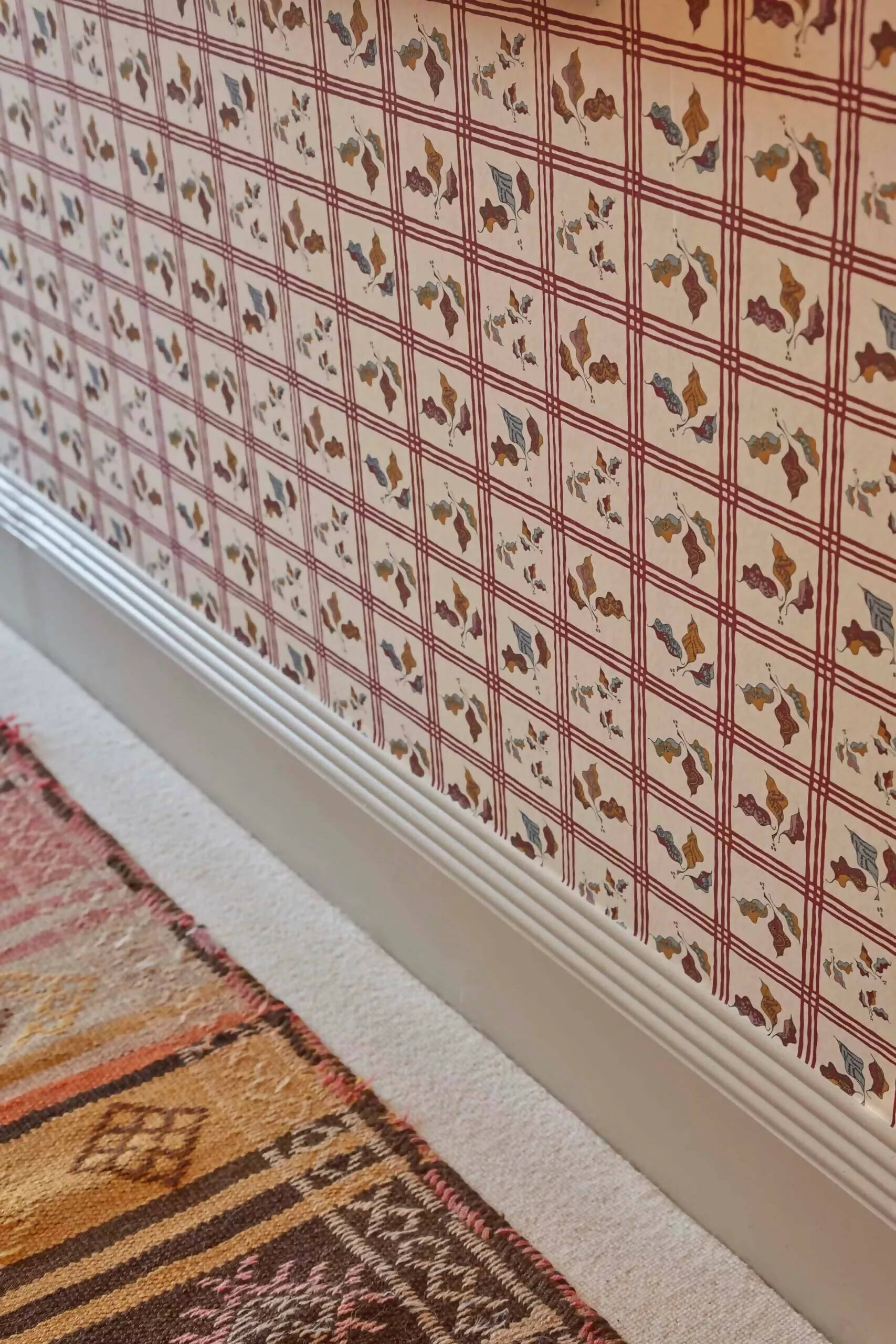 GINGHAM LEAF STRAWBERRY JAZZ WALLPAPER BY STUDIO HOLLOND